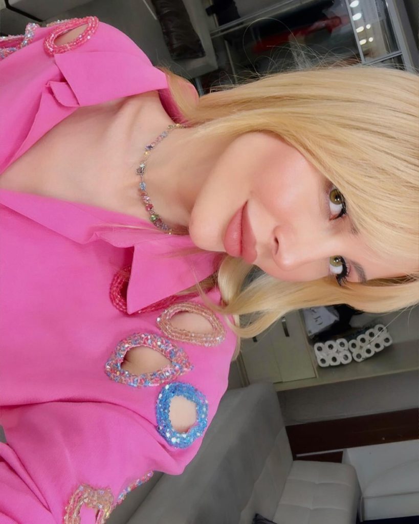 Hande Sarıoğlu smiles ass