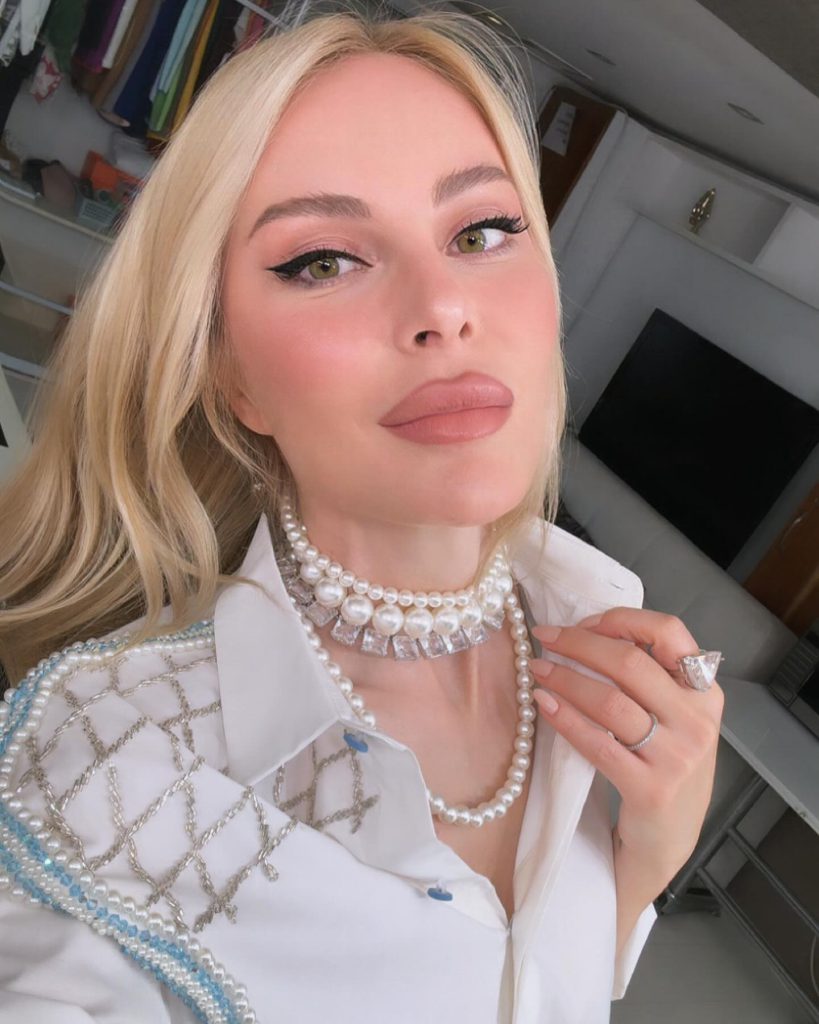 Hande Sarıoğlu smiles bikini