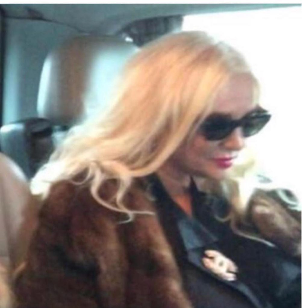 Hande Sarıoğlu smiles boobs