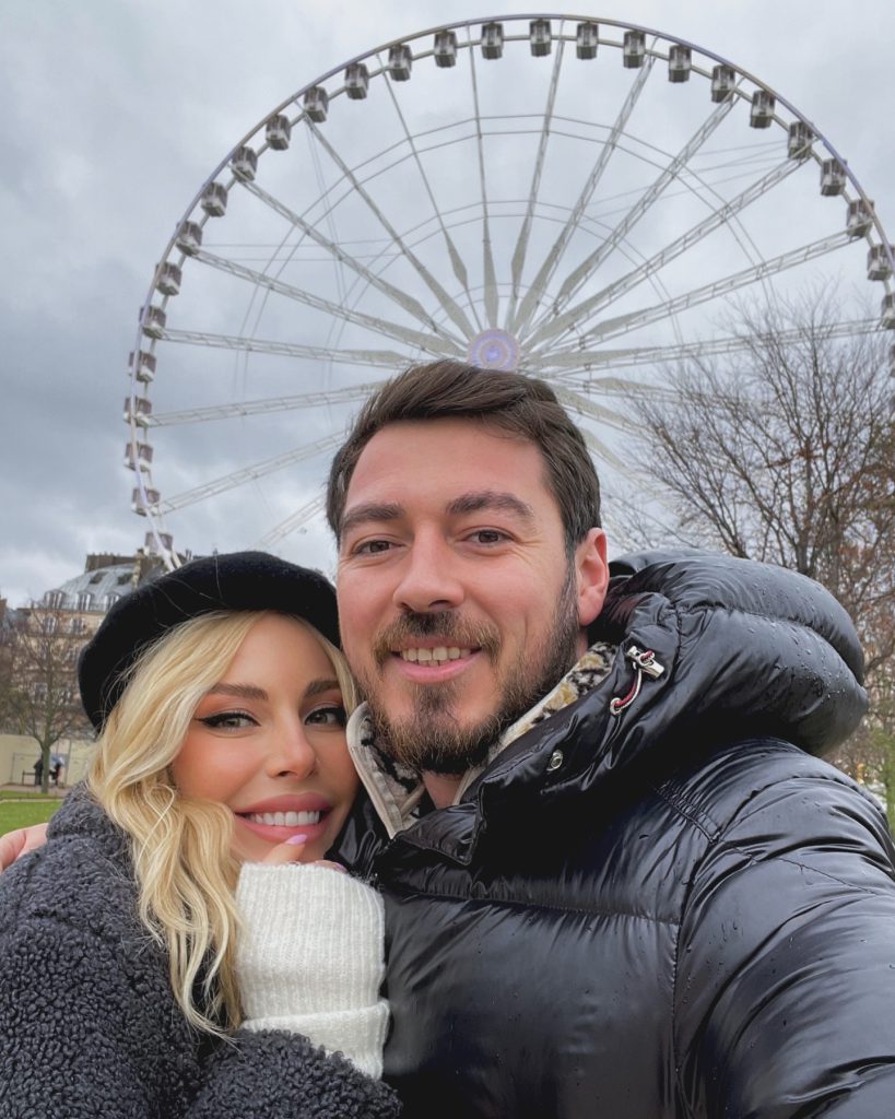 Hande Sarıoğlu smiles boobs