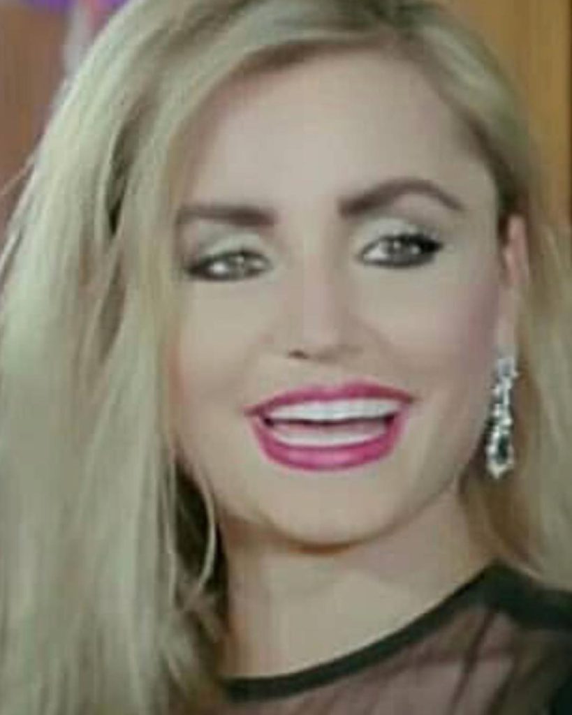 Hande Sarıoğlu smiles hot bikini