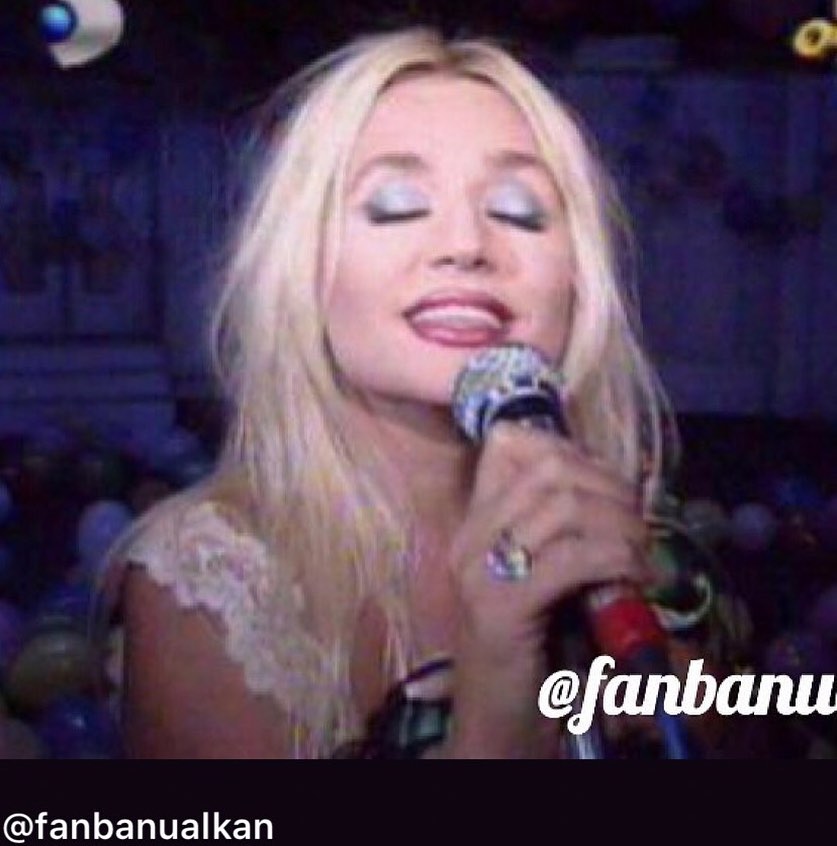 Hande Sarıoğlu smiles hot images