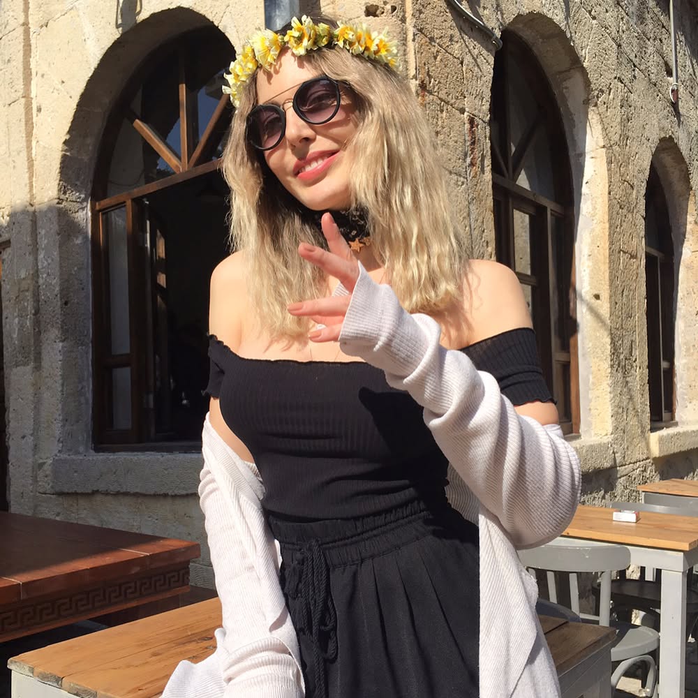 Hande Sarıoğlu smiles hot images