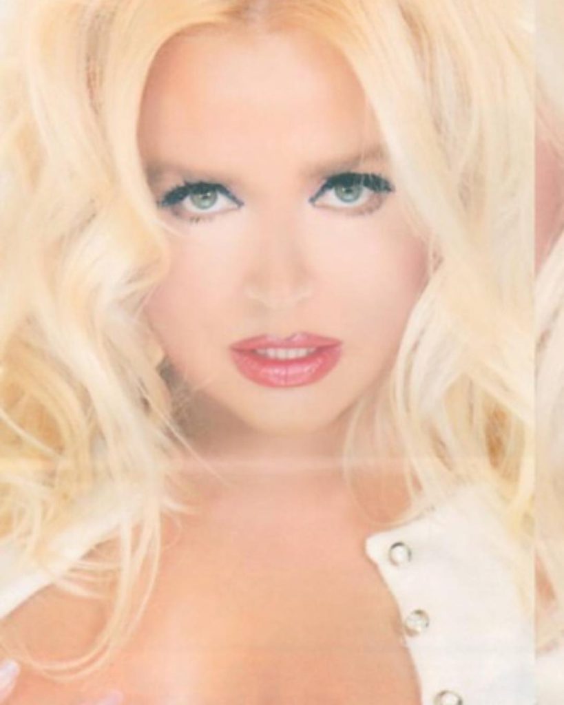 Hande Sarıoğlu smiles hot photos