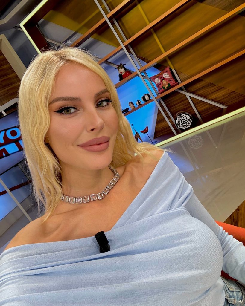 Hande Sarıoğlu smiles hot xxx