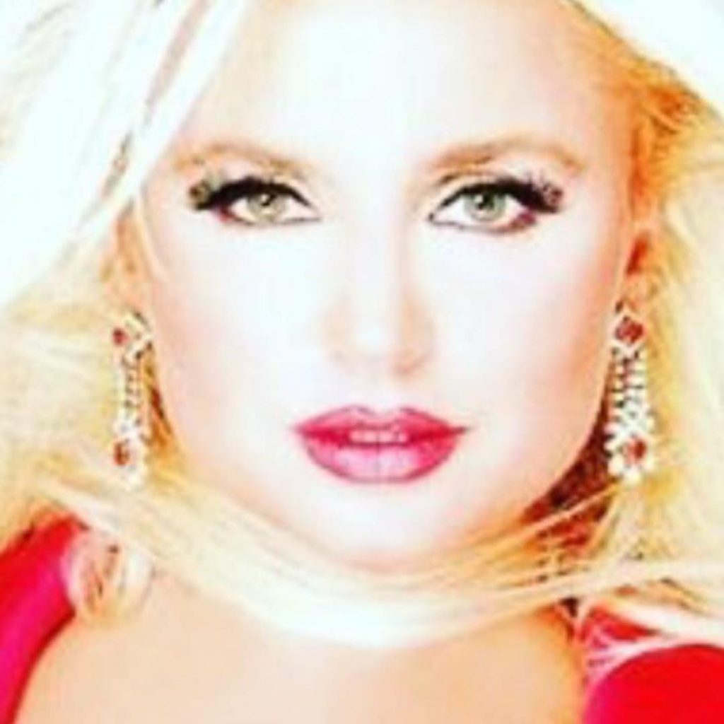 Hande Sarıoğlu smiles naked