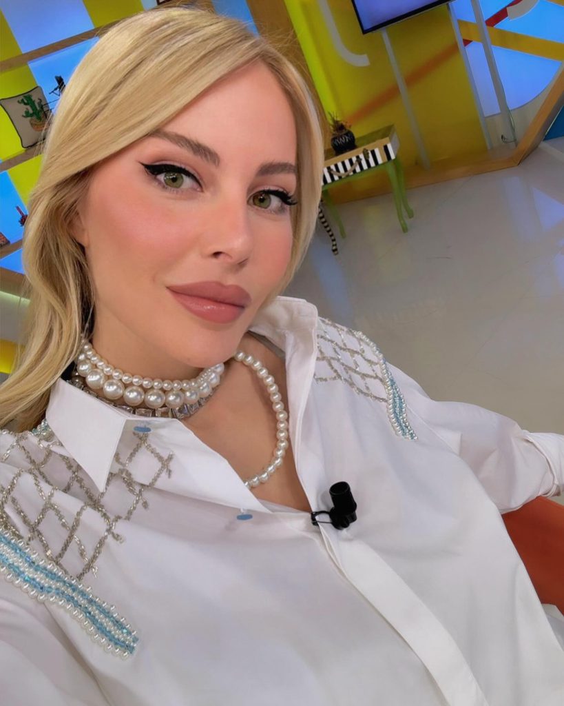 Hande Sarıoğlu smiles naked