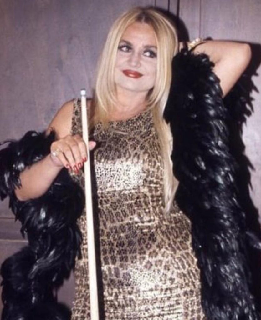 Hande Sarıoğlu smiles nude