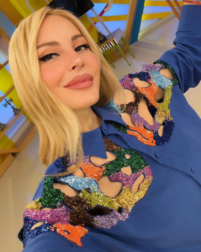 Hande Sarıoğlu smiles nude