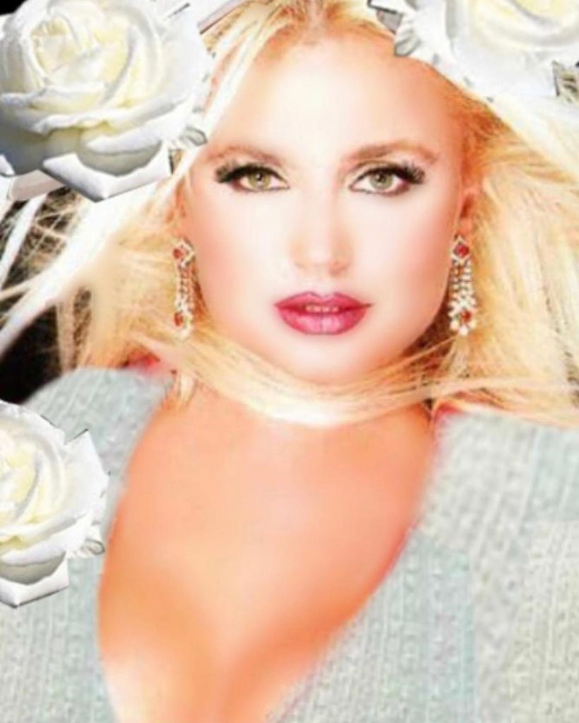 Hande Sarıoğlu smiles nude pics