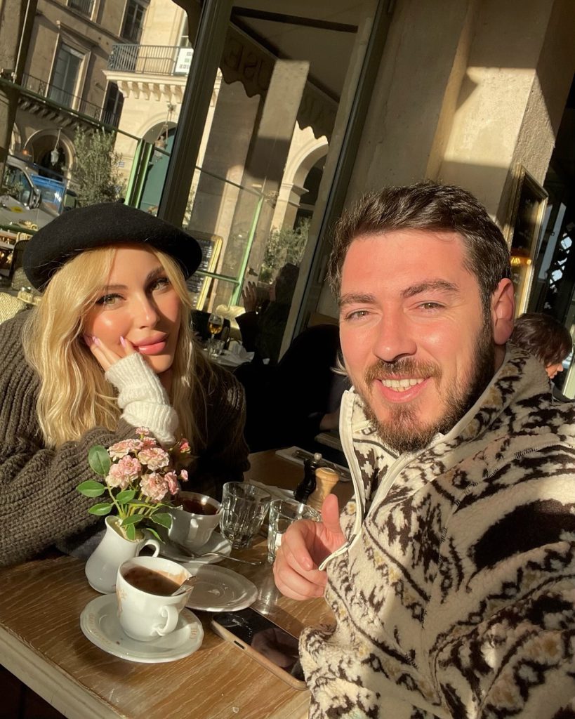 Hande Sarıoğlu smiles nude pics