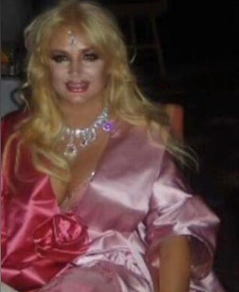 Hande Sarıoğlu smiles porn