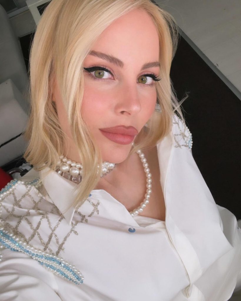 Hande Sarıoğlu smiles porn