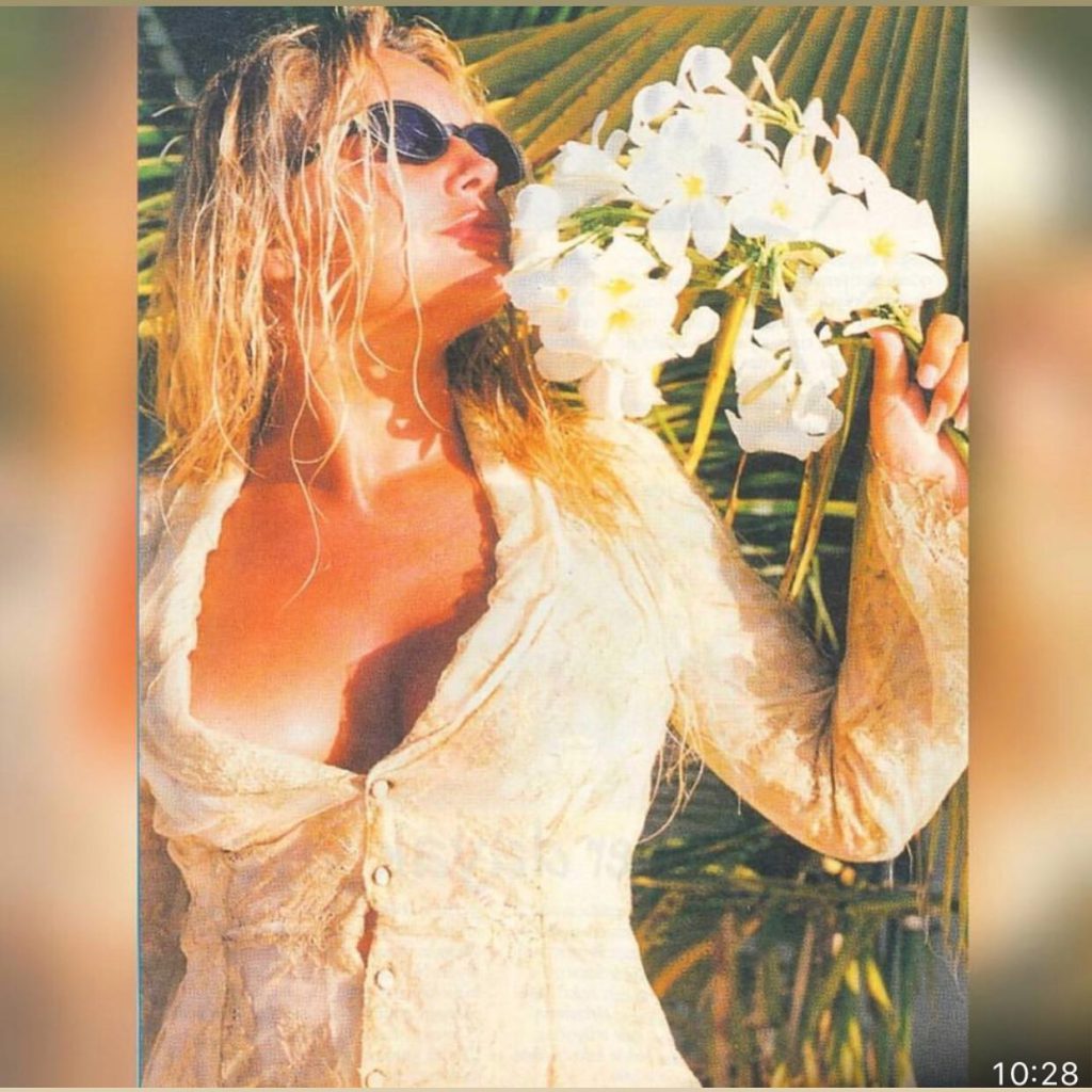 Hande Sarıoğlu smiles pussy