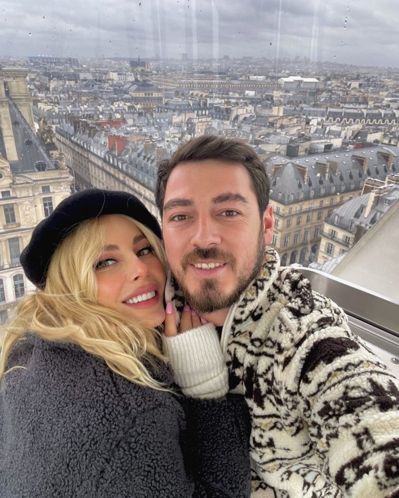 Hande Sarıoğlu smiles pussy