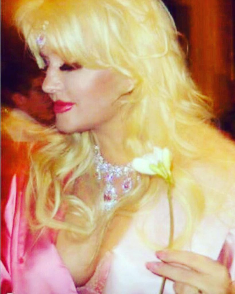 Hande Sarıoğlu smiles sex