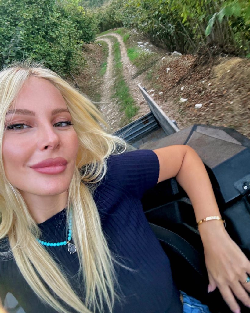 Hande Sarıoğlu smiles sex