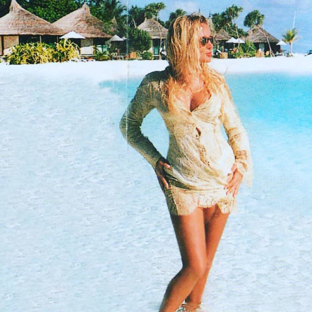 Hande Sarıoğlu smiles sex scenes