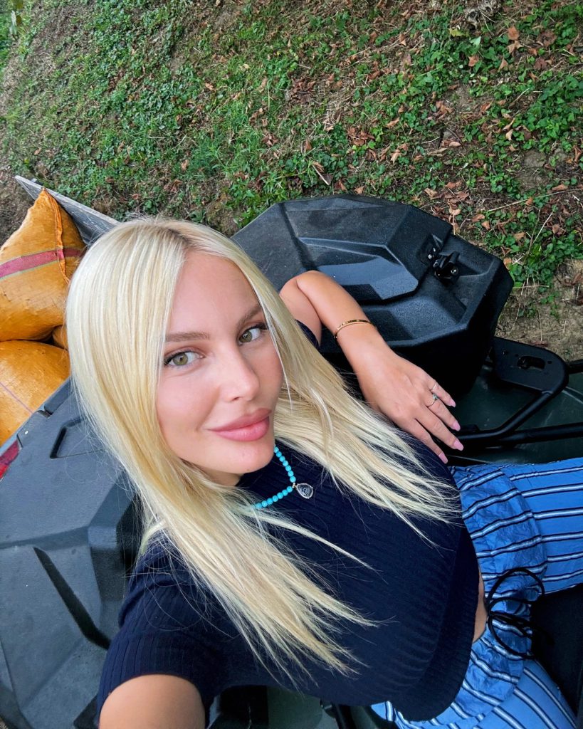 Hande Sarıoğlu smiles xxx