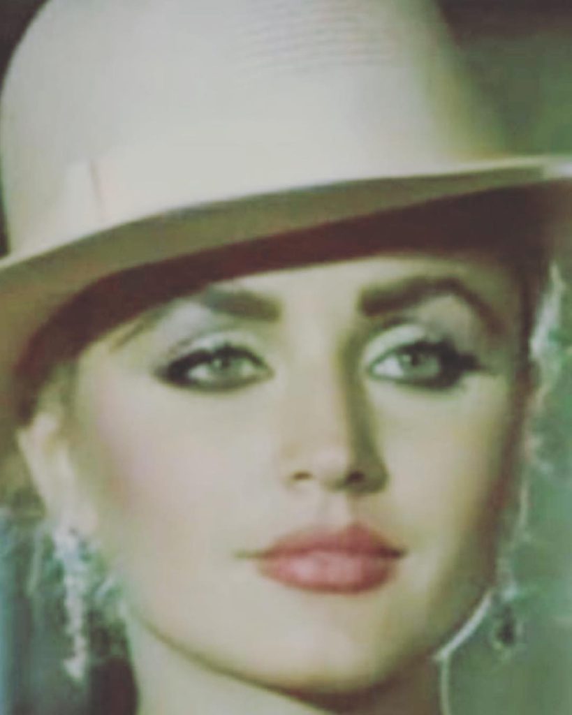 Hande Sarıoğlu smiles xxx porn