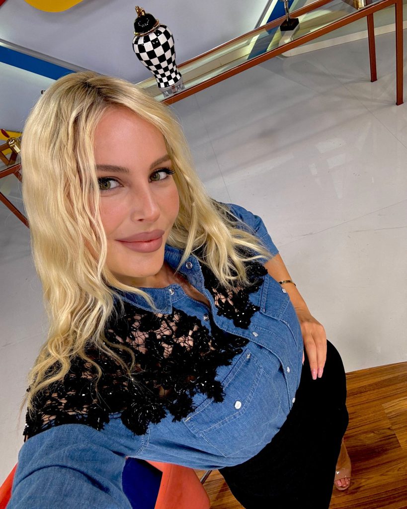 Hande Sarıoğlu smiles xxx porn