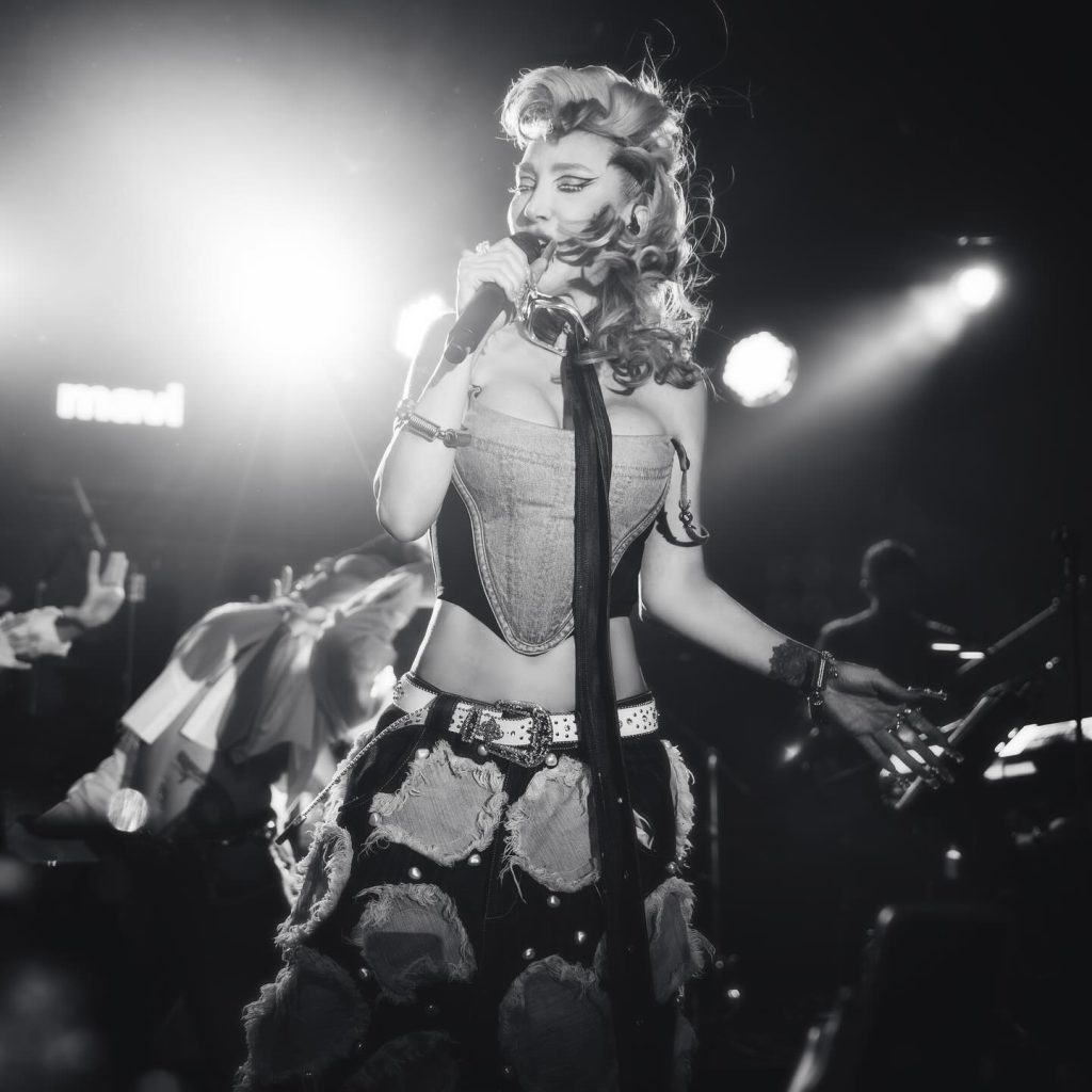 Hande Yener ardent bikini