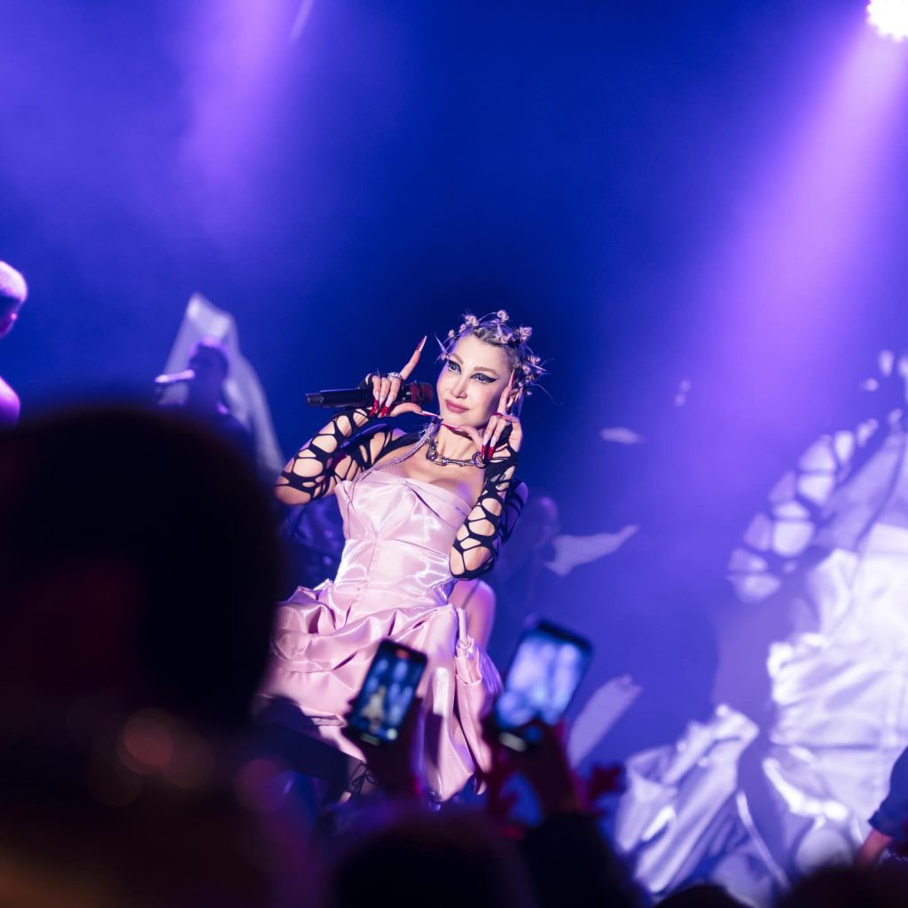 Hande Yener ardent boobs