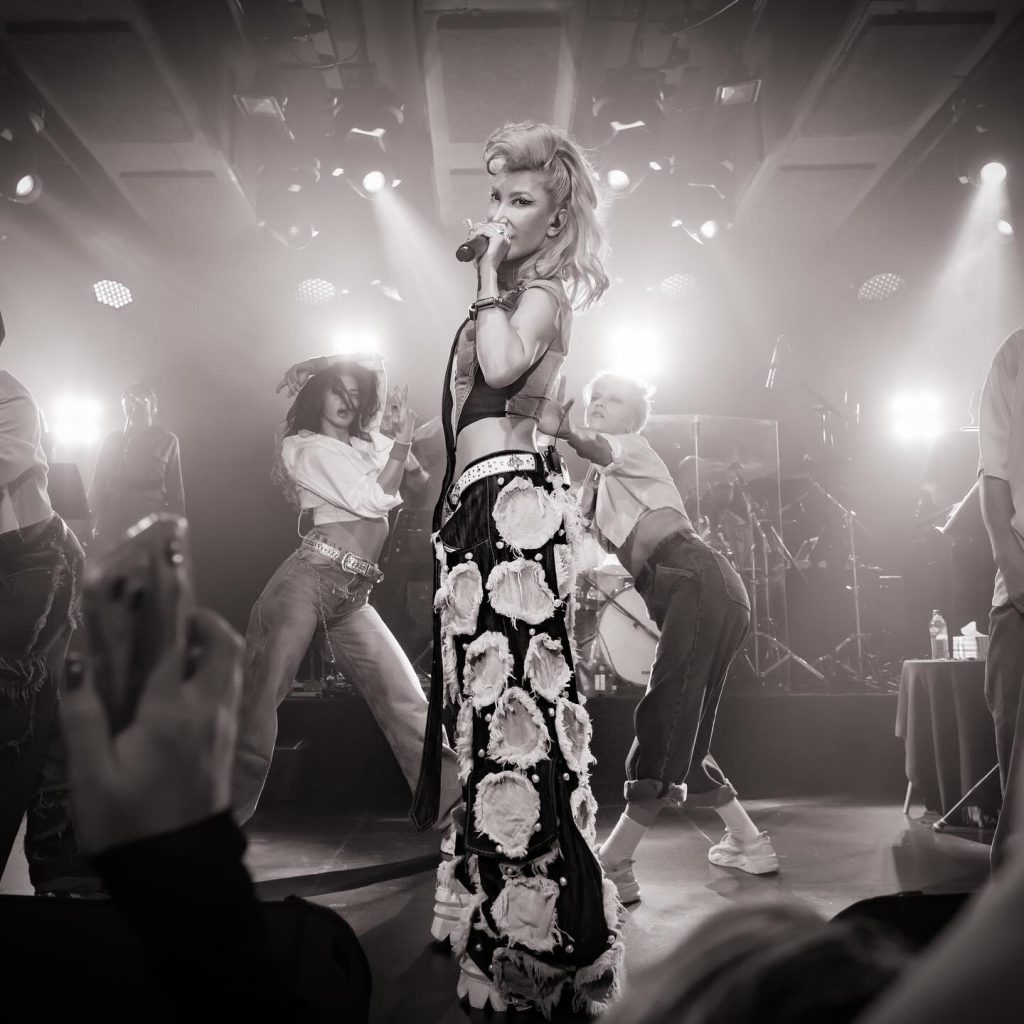 Hande Yener ardent hot