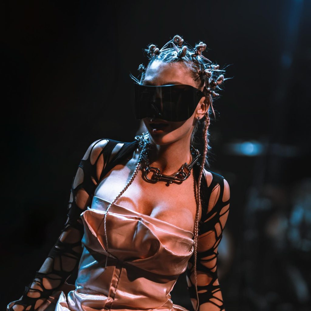 Hande Yener ardent hot bikini