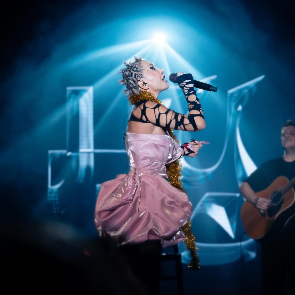 Hande Yener ardent hot images