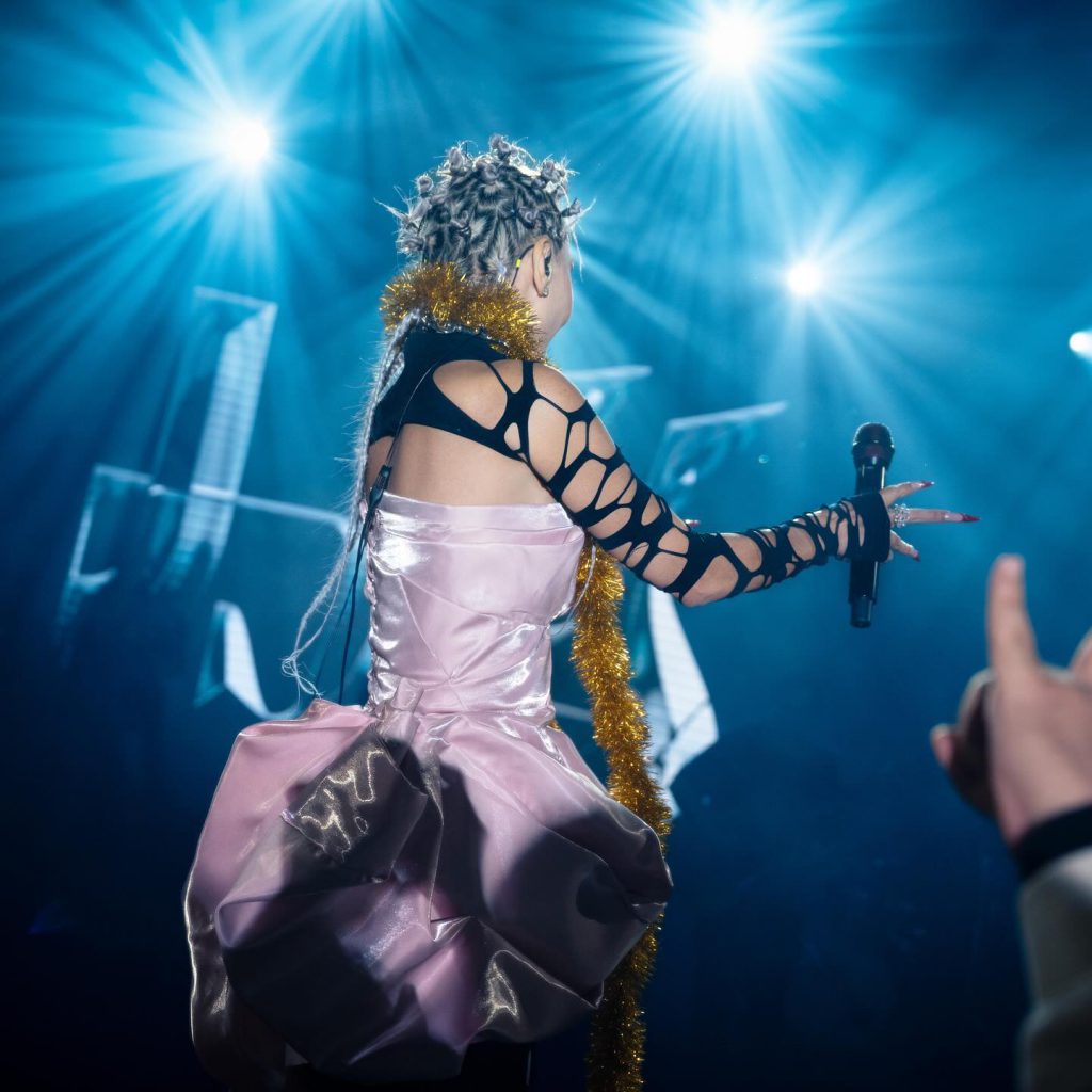 Hande Yener ardent hot photos