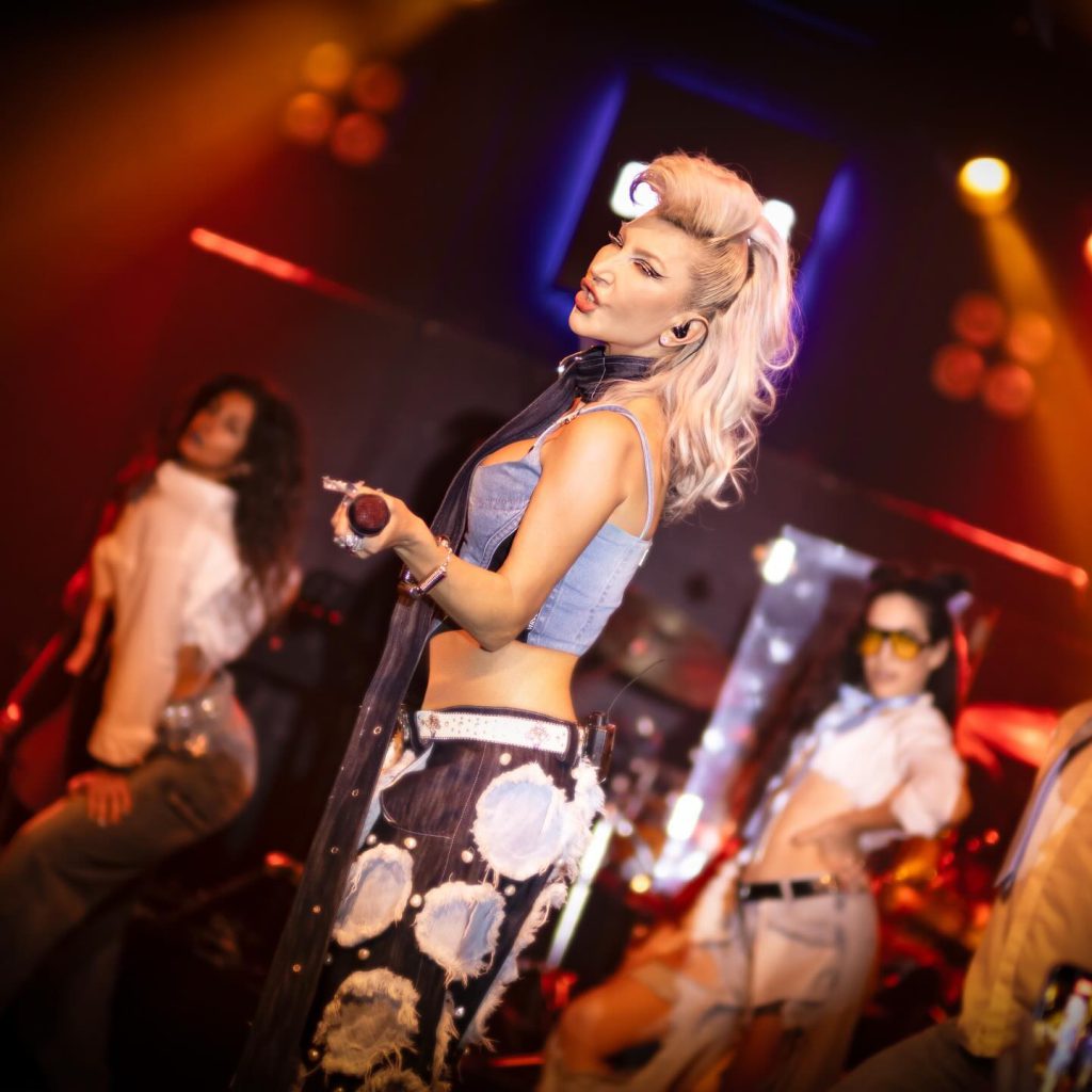 Hande Yener ardent nude