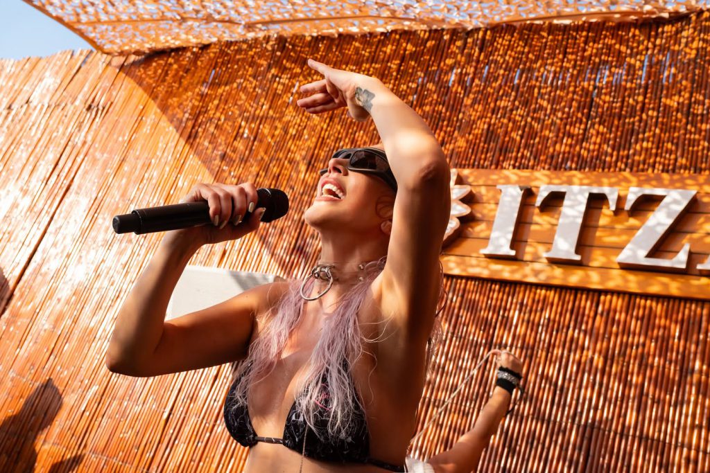 Hande Yener ardent nude pics