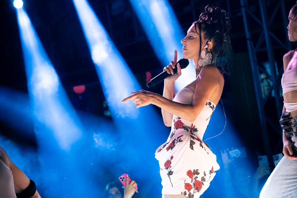 Hande Yener ardent sex