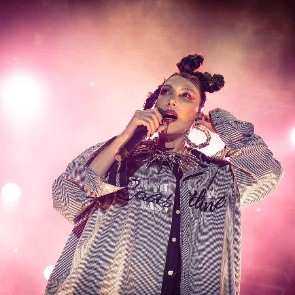 Hande Yener ardent sex scenes