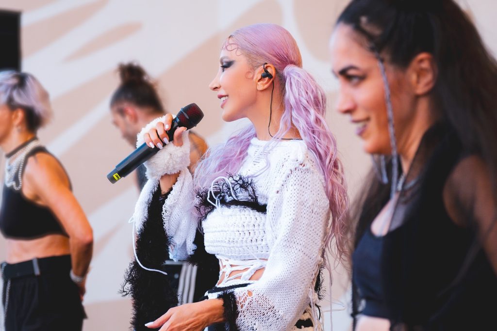 Hande Yener beautiful boobs