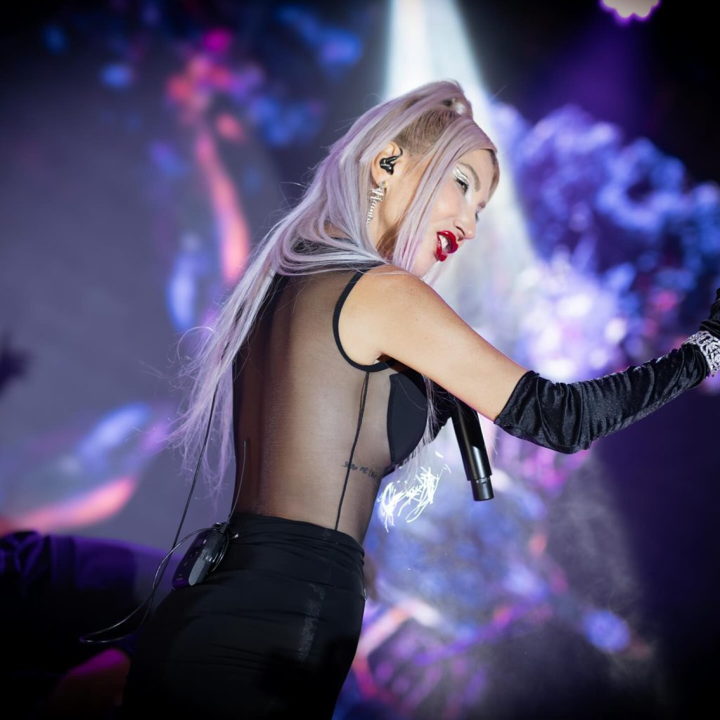 Hande Yener depicts fire bikini