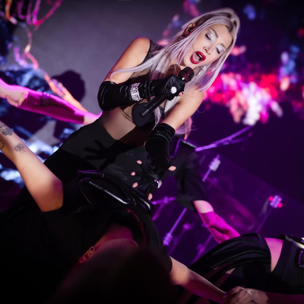 Hande Yener depicts fire hot