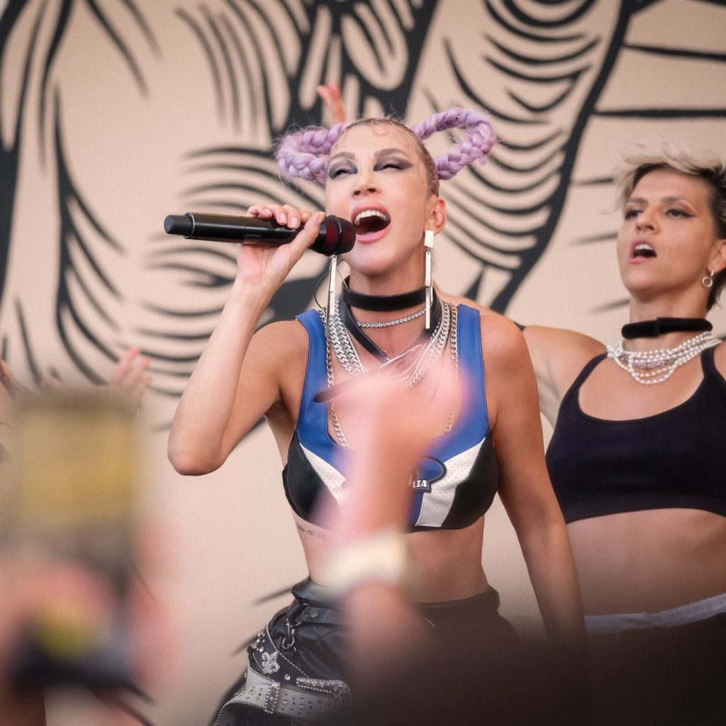 Hande Yener depicts fire hot bikini