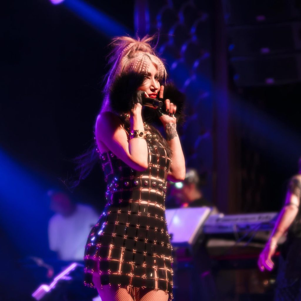 Hande Yener depicts fire hot images