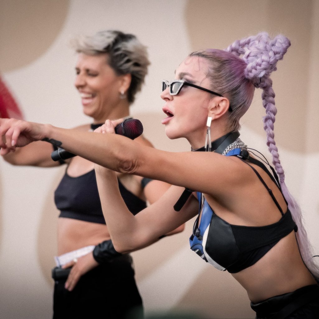 Hande Yener depicts fire hot xxx