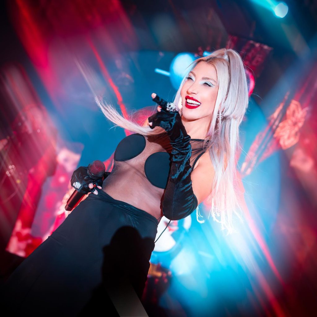Hande Yener depicts fire porn