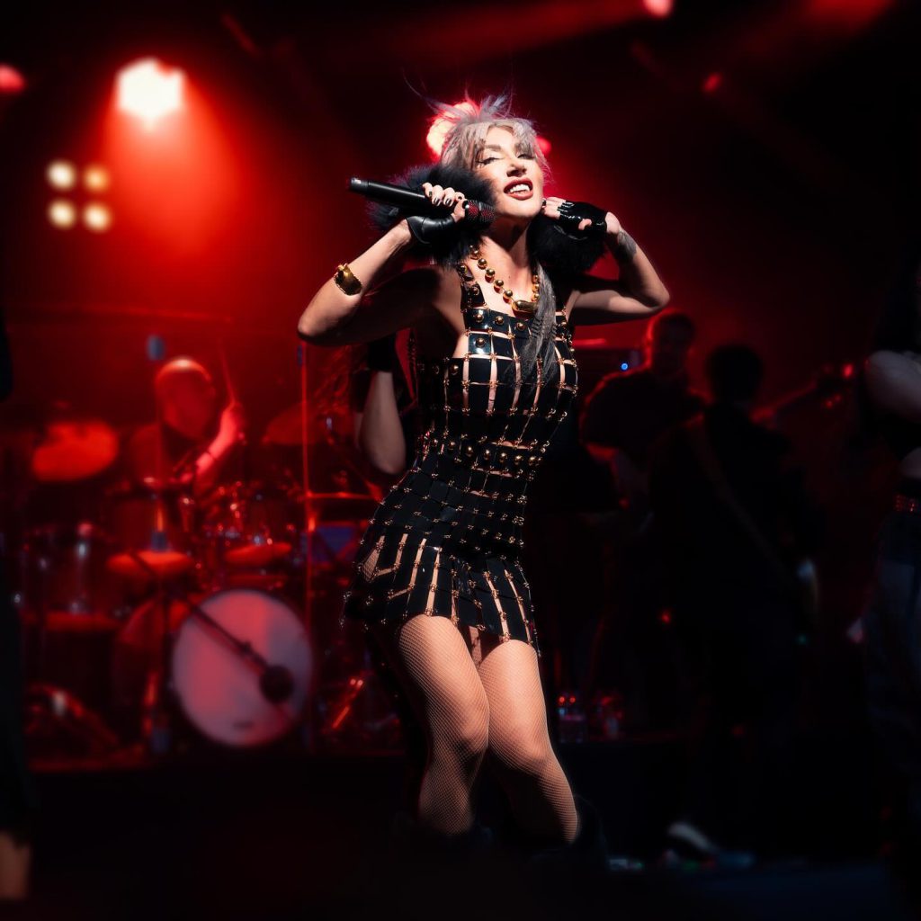 Hande Yener depicts fire pussy