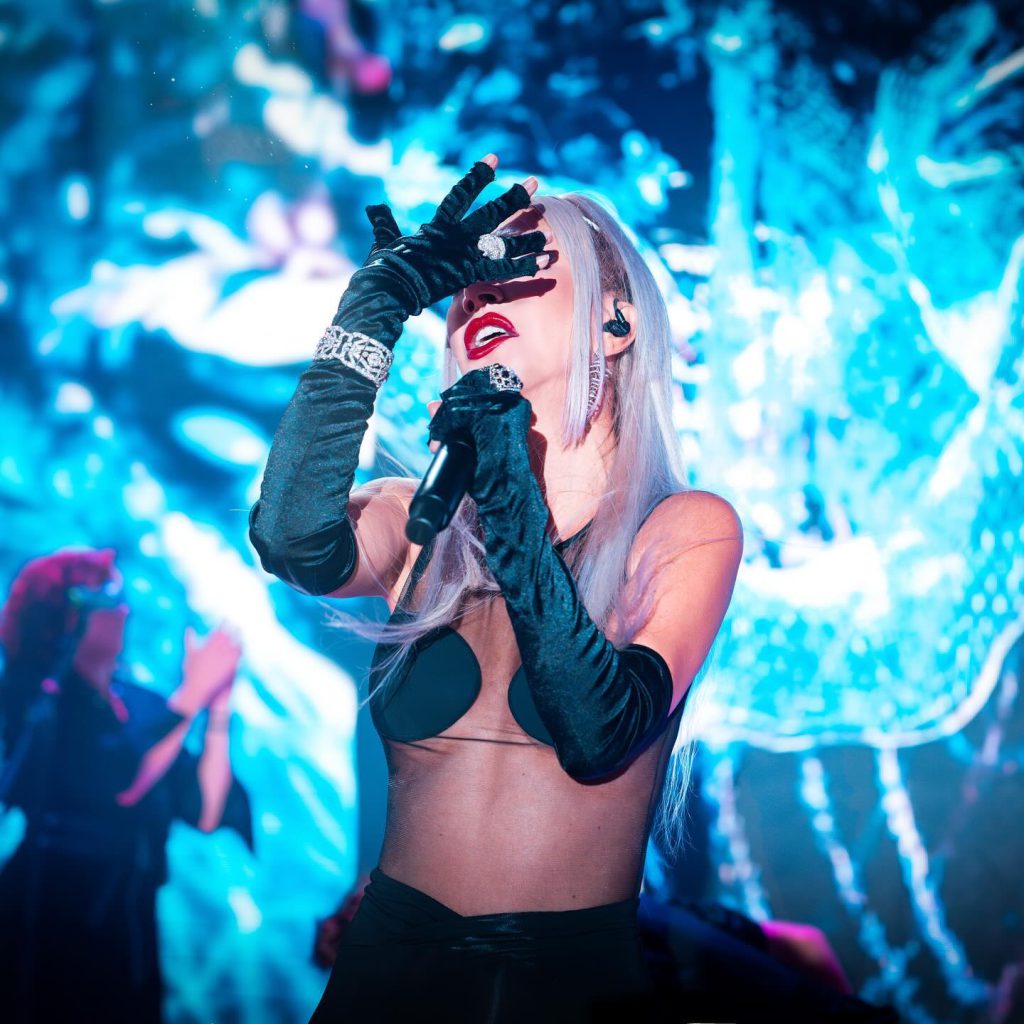 Hande Yener depicts fire sex