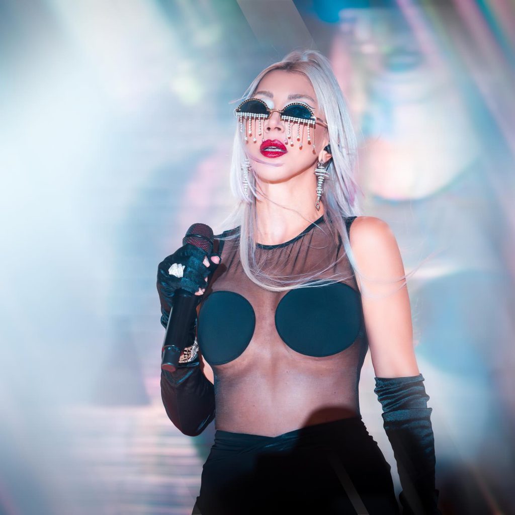 Hande Yener depicts fire xxx