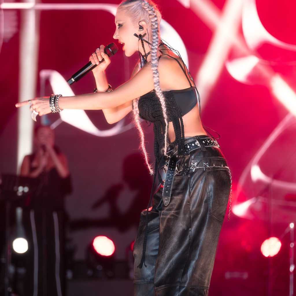 Hande Yener hot bikini