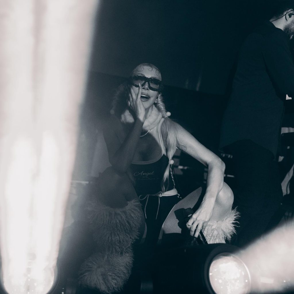 Hande Yener looks ass