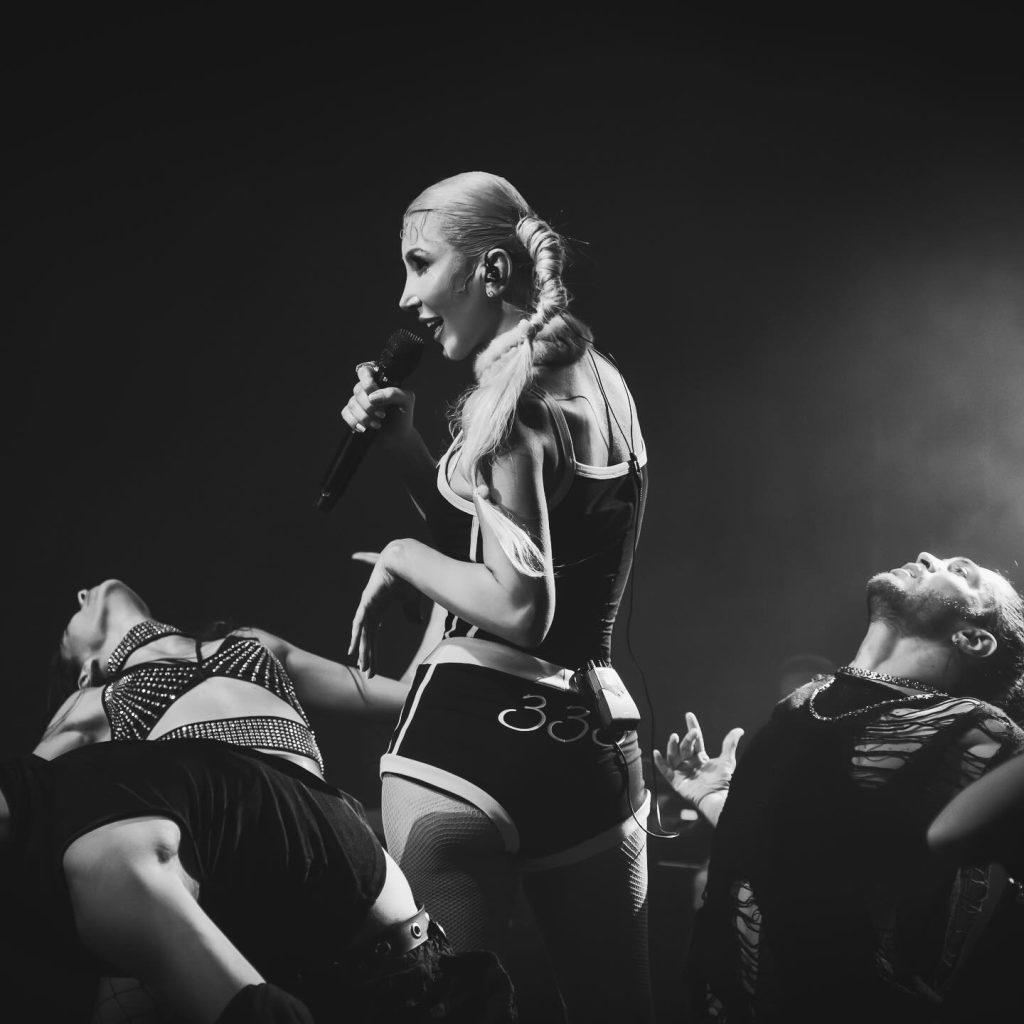 Hande Yener looks bikini