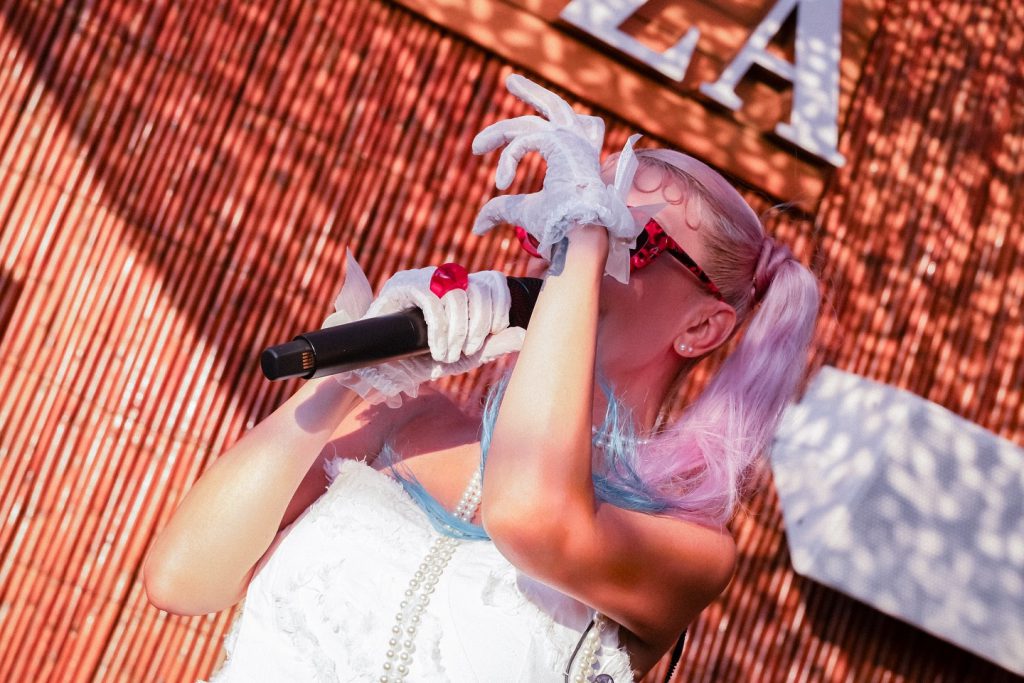 Hande Yener looks hot bikini