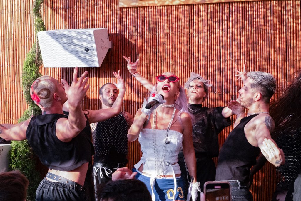 Hande Yener looks hot images